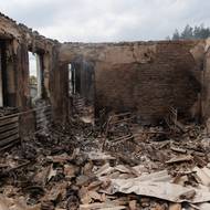 Severní část Charkovské oblasti je podle tamní správy prakticky pod nepřetržitou palbou, v neděli kvůli tomu zemřeli dva civilisté. (Budova poškozená ve Vovčansku, 11. května.)