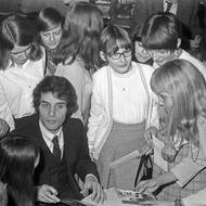 1970. Josef Laufer při autogramiádě po svém koncertu ve východním Německu.