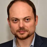 Politik a novinář Vladimir Kara-Murza dva pokusy o otravu zázračně přežil. Teď je ve vězení.