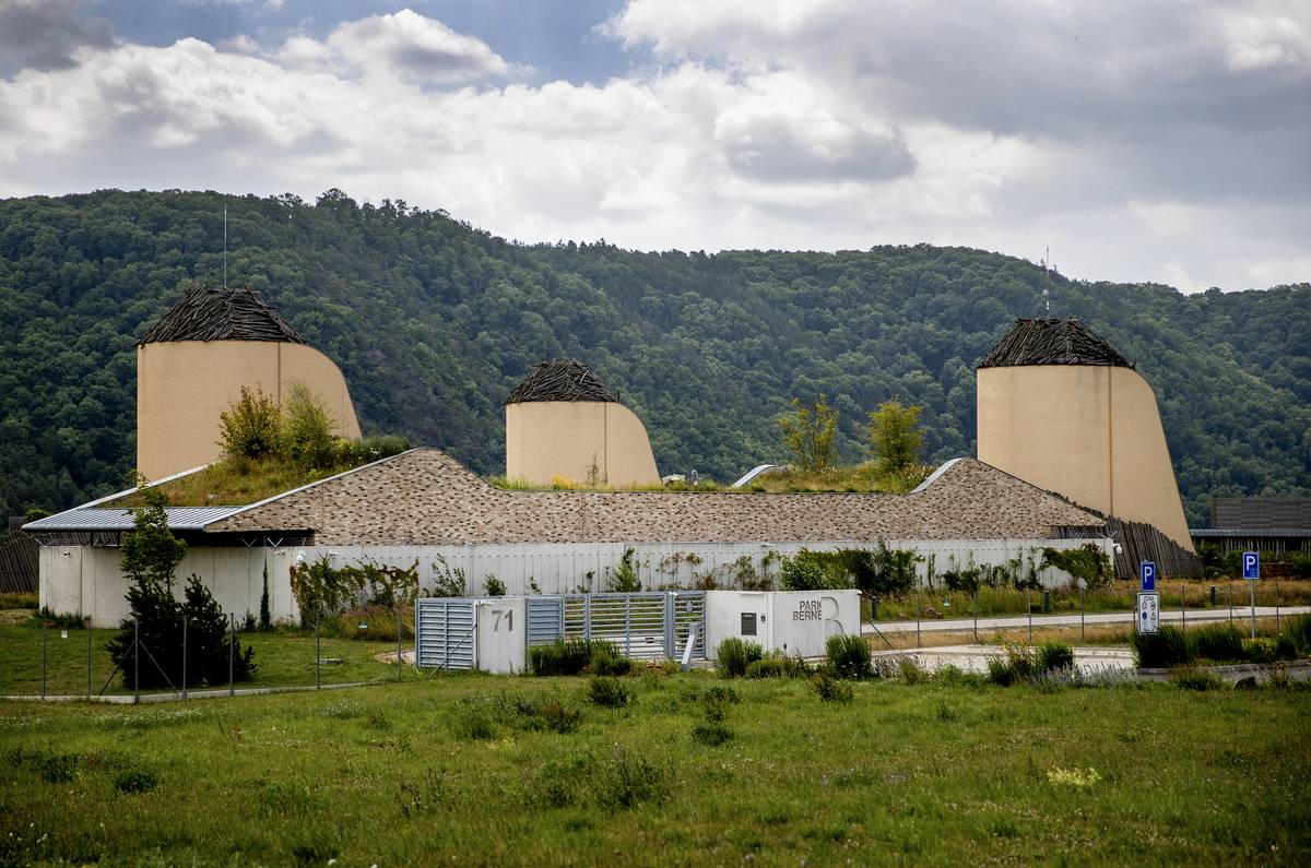 Záhadný objekt s názvem Maják Ptyč. Obří betonovou stavbu na Křivoklátsku začala kolem roku 2010 stavět bývalá manželka miliardáře Pavla Tykače. 