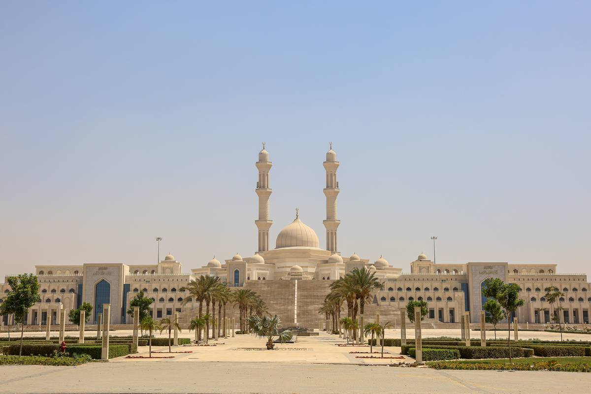 Nové administrativní hlavní město, které má pojmout na 6 milionů obyvatel, by mělo již brzy nahradit současnou egyptskou metropoli – Káhiru. Na snímku Egyptská mešita, která bude součástí rozlehlého parku, jenž má být největším městským parkem na světě.