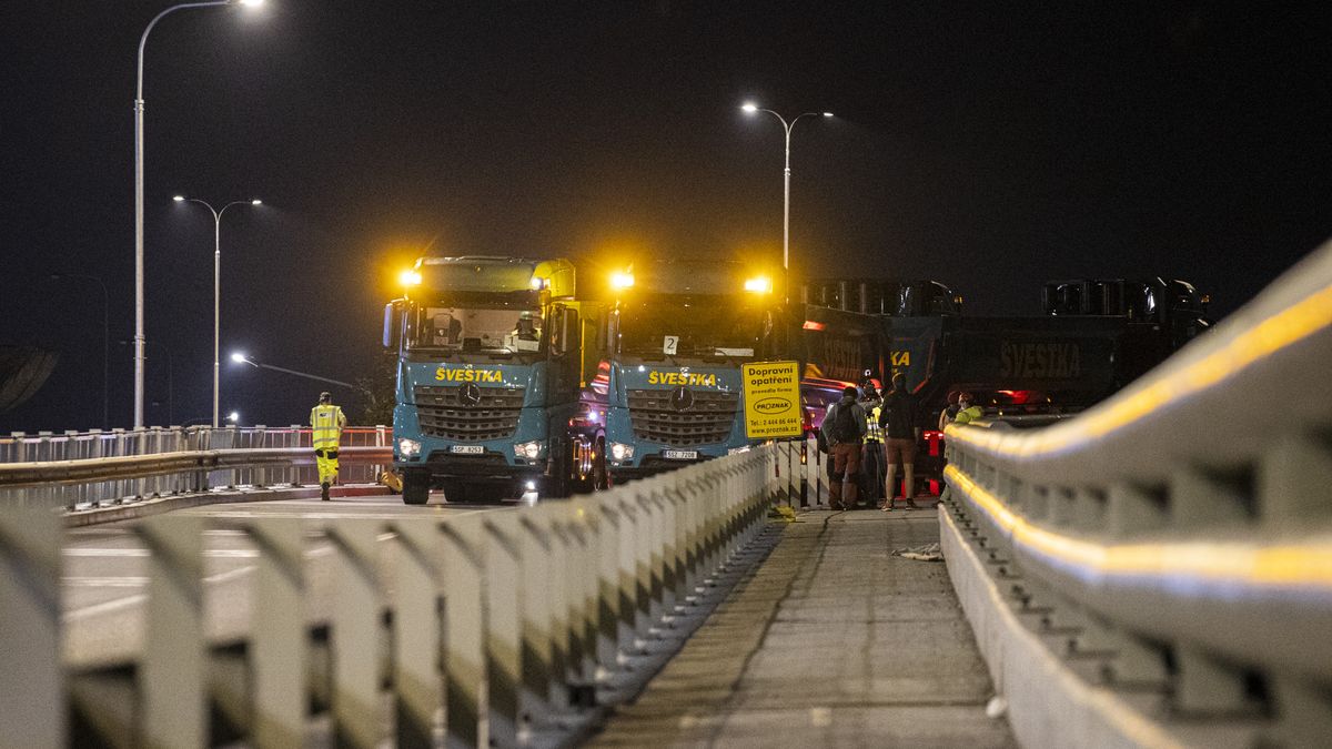 Fotky: Silničáři testovali Barrandovský most naloženými kamiony