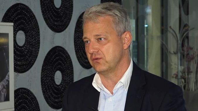 Česká ekonomika? Na palubě veselo, v podpalubí přituhuje, říká šéf banky
