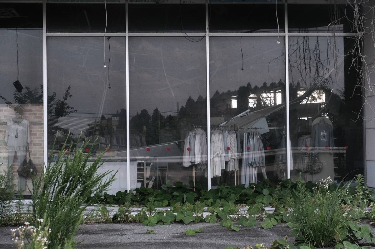 Je to bezmála týden, co Mezinárodní agentura pro atomovou energii (MAAE) po dvou letech prověřování schválila japonský plán pro vypuštění přefiltrované vody z jaderné elektrárny Fukušima do Tichého oceánu. Aktuální snímek z 3. července pochází z prefektury Fukušima a ukazuje opuštěný obchod s oblečením ve městě Tomioka.