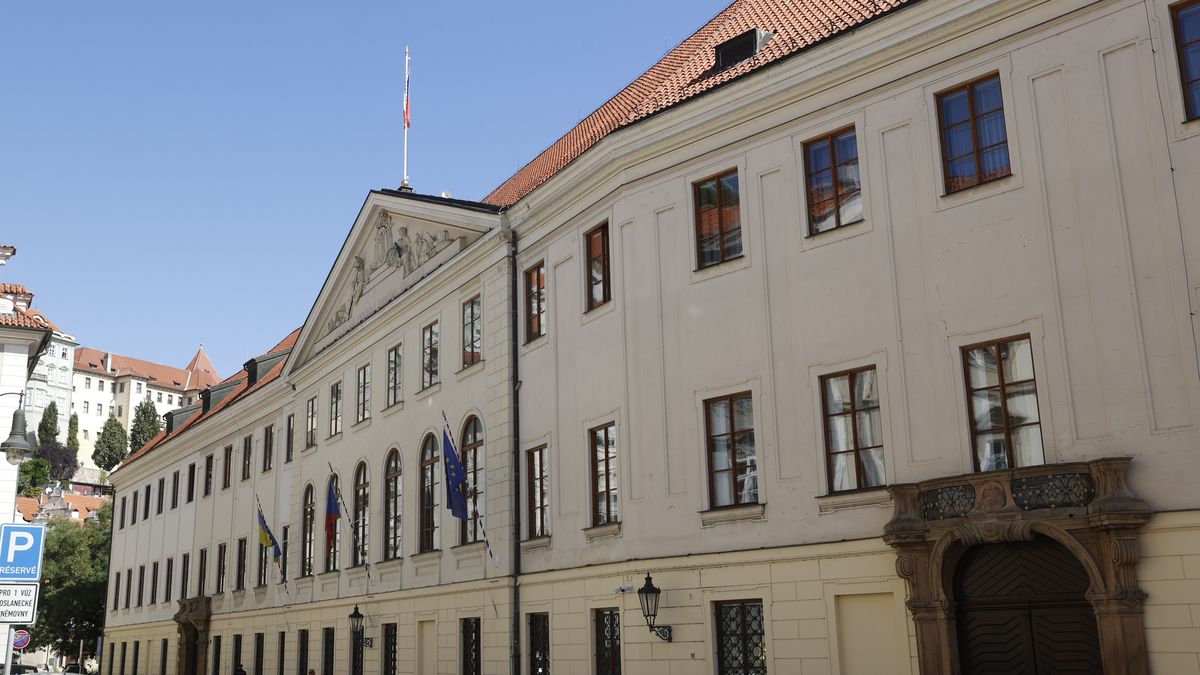 Na záchodě ve Sněmovně ležela další zbraň. Zapomněl ji tam policista