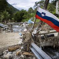 Slovinská vláda odhaduje, že celkově  bylo zaplaveno více než 10 tisíc domů a více než 10 tisíc rodin je v nouzi.