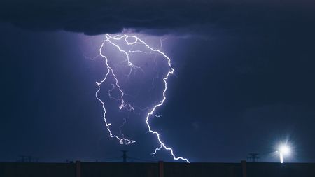 Bouřky jsou silnější než dřív, říká meteorolog. Pro dnešek opět platí výstraha