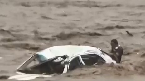 Video: Hasiči zachránili muže z auta, které unášela rozvodněná čínská řeka