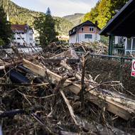 S odklízením bahna, kamení a zničených věcí pomáhá místním jak armáda, tak i hasiči a lidé z okolních nepostižených vesnic. 