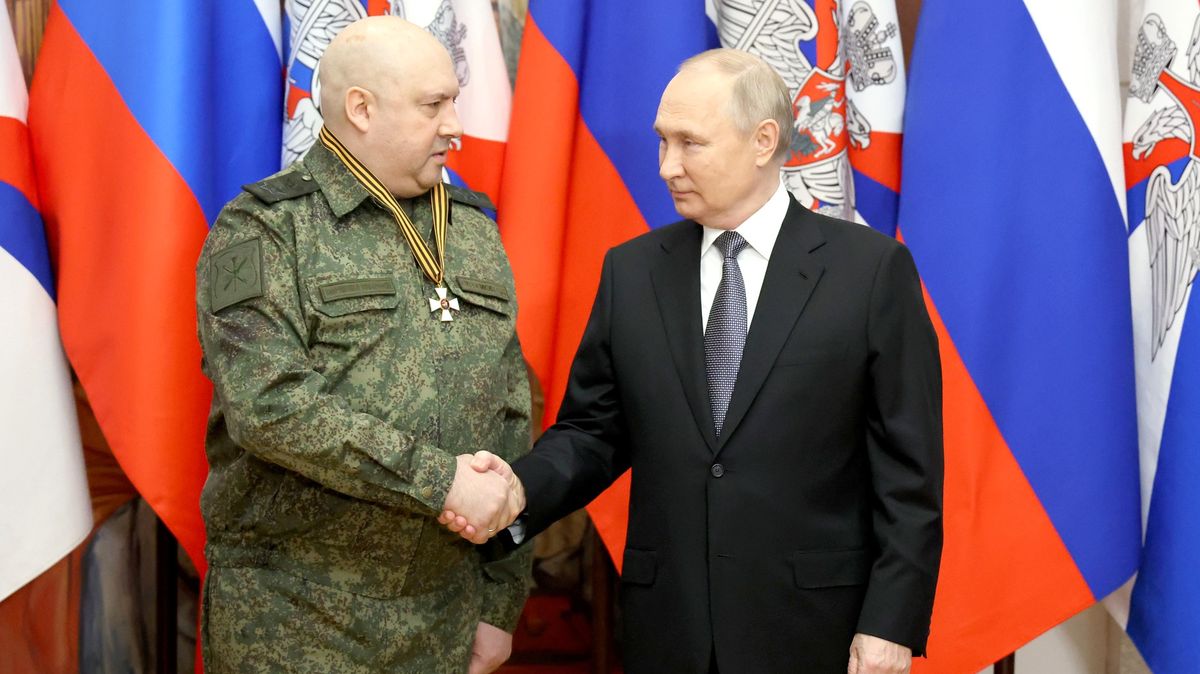 Padlí, nezvěstní, přeložení. Válka prosévá ruskou generalitu