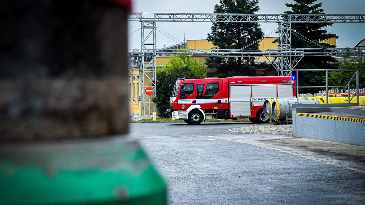 V průmyslové zóně v Chebu uniká z cisterny oxid uhličitý, je nařízena evakuace