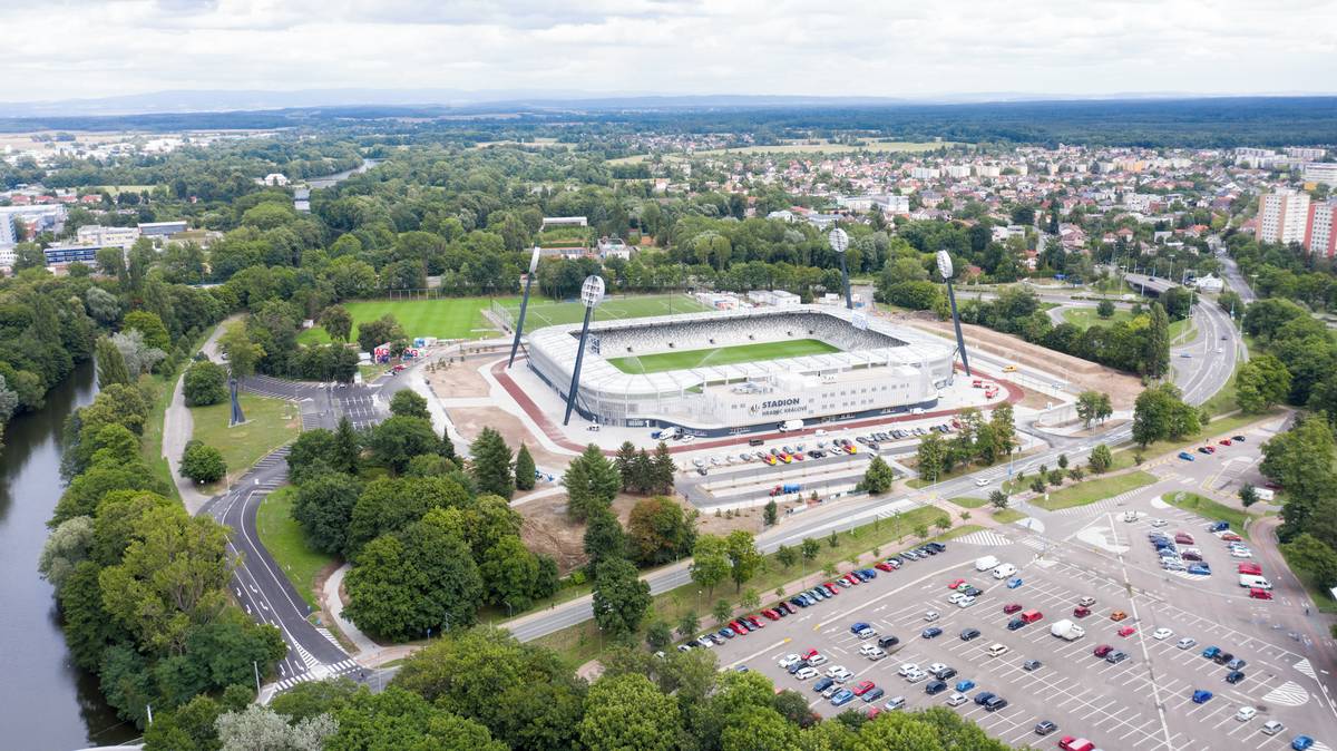 Hradec Králové má nový fotbalový stadion. Částečné kolaudační rozhodnutí získal ve středu, jen pár dní před prvním plánovaným zápasem domácího fotbalového týmu.