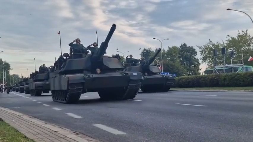 Živě: Polsko demonstruje sílu a ambice. Pořádá největší přehlídku za desítky let
