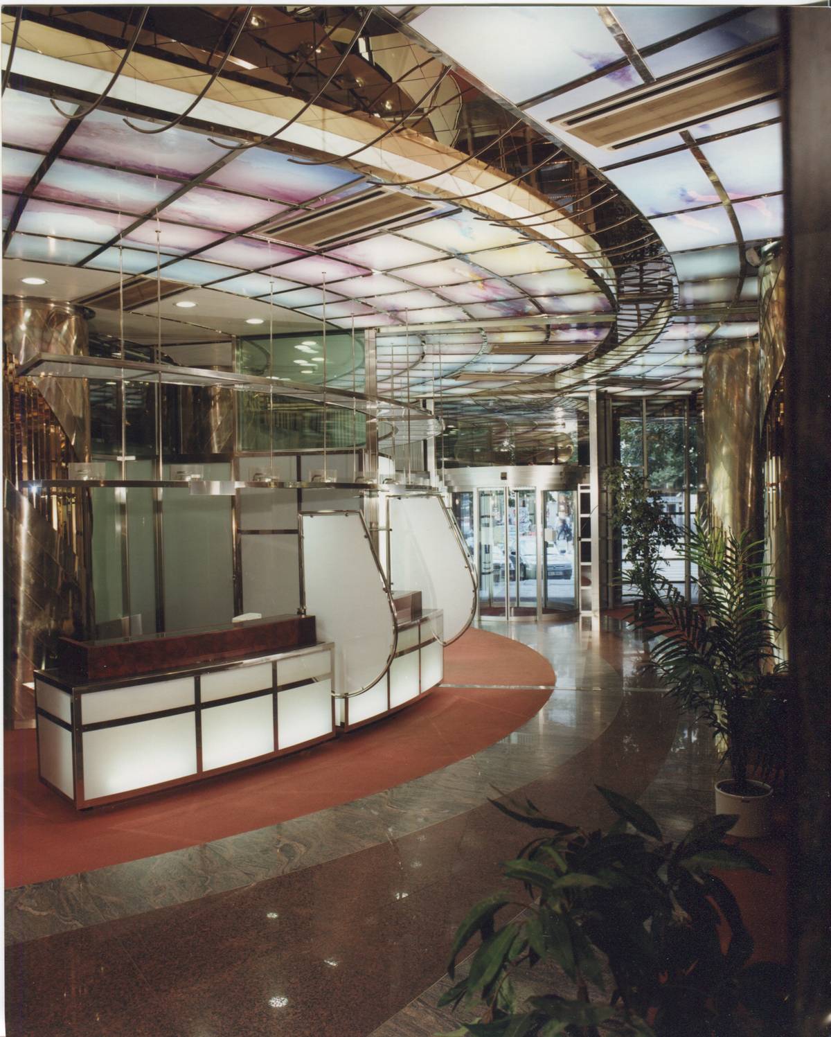 Česká spořitelna v Praze na Václavském náměstí. Architekti Jaroslav Trávníček a Jan Trávníček / Studio A. J. T. , 1993–1994.