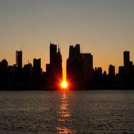 Nad 42. ulicí v New Yorku vychází slunce. Pohled z New Jersey, 29. listopadu 2023.
