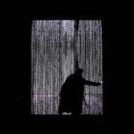 Dílo kanadského studia Iregular. Interaktivní instalace As Water Falls představuje virtuální vodopád, který reaguje na světla mobilních telefonů, odráží se v zrcadlových stěnách a vibrující vodní hladině.
