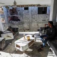Devětadvacetiletý Palestinec zkoumá škody na svém domě zasaženém leteckým úderem. Jihad Nabil Abu Tuaima se nedávno oženil, s manželkou strávili v tomto bytě sotva pár dní. Chán Júnis, jižní část Pásma Gazy, 30. listopadu.