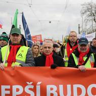 V první linii. Průvod odborářů „za lepší budoucnost“ se vydal po poledni od Rudolfina na Malostranské náměstí, které je v těsné blízkosti Poslanecké sněmovny.