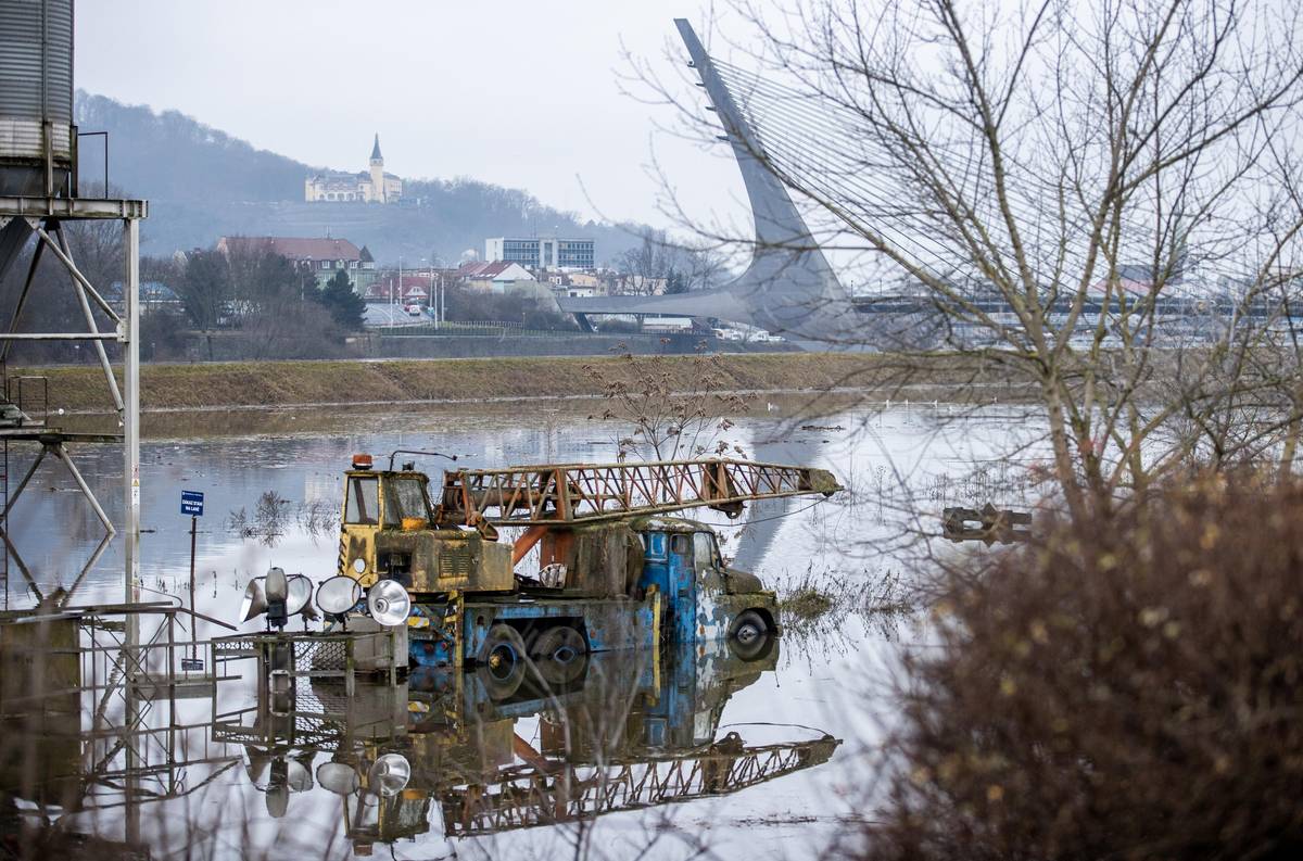 Pohled na vylité Labe z Přístavní ulice v Ústí nad Labem.