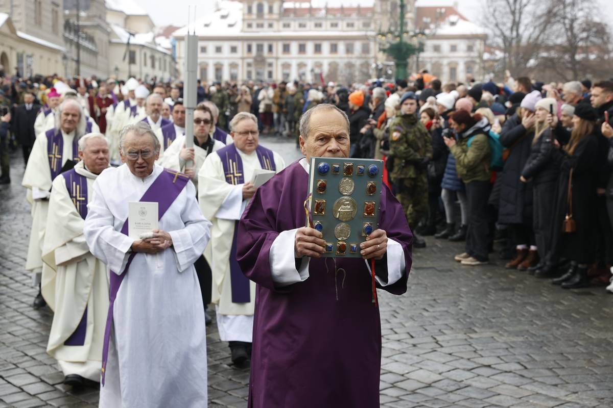 V katedrále svatého Víta na Pražském hradě proběhlo v sobotu poslední rozloučení se zesnulým Karlem Schwarzenbergem. 