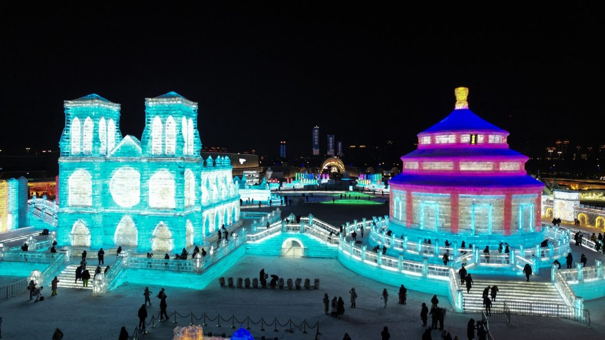 Fotky: Kulisy jako z pohádky. V „ledovém království“ postavili i Notre-Dame