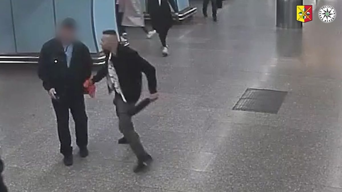 Policie zveřejnila video s mužem, vyhrožoval v pražském metru revizorům mačetou