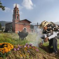 Sabino Marín Reyes na snímku zdobí hroby příbuzných během oslavy Dne mrtvých. Členové domorodé komunity Mazahua věří, že motýli jsou dušemi zesnulých. 