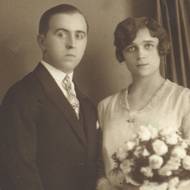 Jarmila a Jaroslav Smržovi. Do podpory Anthropoidu se oba zapojili tím, že po vysazení pomohli parašutistům zbavit se již nepotřebné výstroje. Společně s Václavem a Emanuelou Khodlovými a jejich synem Václavem poskytovali Gabčíkovi s Kubišem ubytování a stravu. Jaroslav Smrž zapůjčil své kolo Kubišovi, na němž parašutista unikl po útoku na Heydricha z místa akce. Rovněž Smržovi a Khodlovi byli střelou do týlu zavražděni v Mauthausenu. 