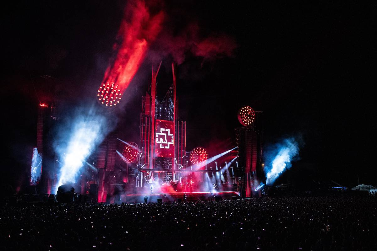 Německou skupinu Rammstein sledovalo v pražských Letňanech 60 tisíc fanoušků.