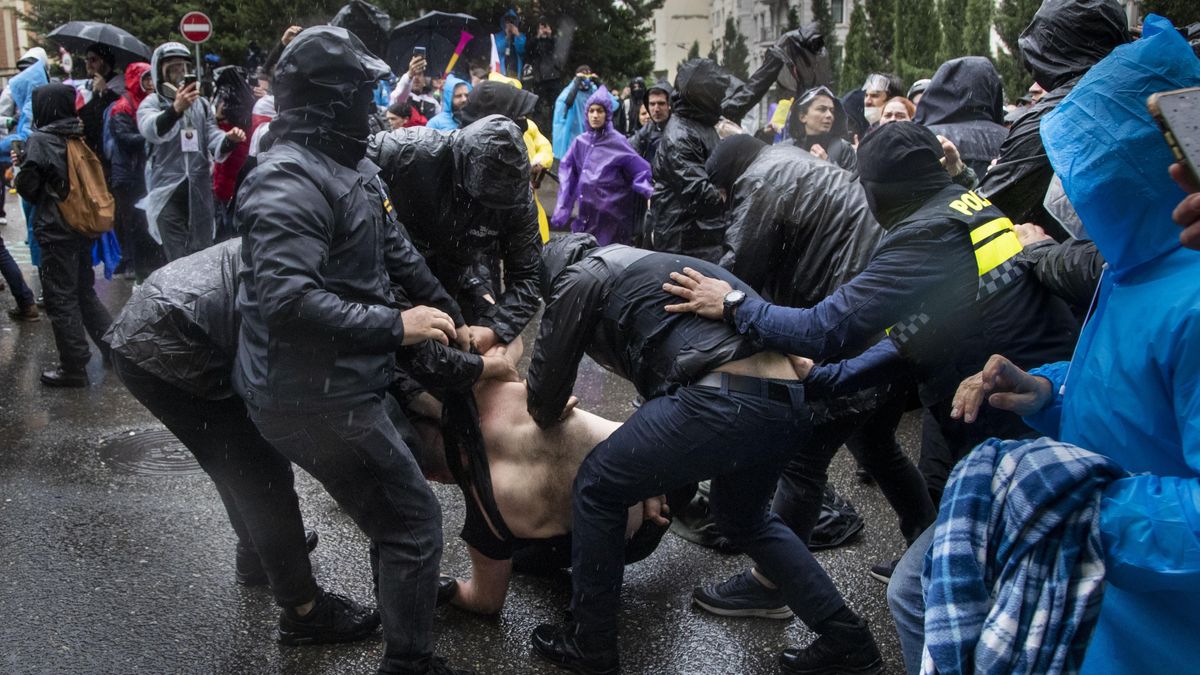 Fotky: Násilí před parlamentem. Gruzie rozhání odpor proti „ruskému“ zákonu