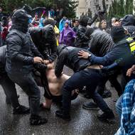 Učinil tak po jednom z největších protestů v zemi od získání nezávislosti na Sovětském svazu v roce 1991, píše Reuters. V sobotu se totiž v Tbilisi sešlo podle úředního odhadu asi 50 tisíc lidí, opozice uvádí ještě vyšší čísla.