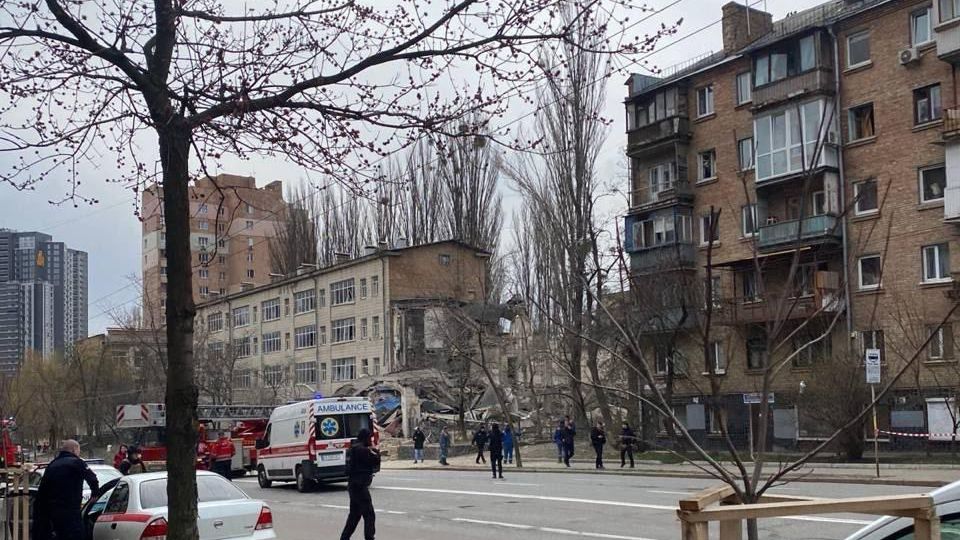 Video: Trosky rakety sestřelené nad Kyjevem poškodily obytný dům