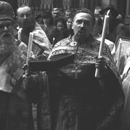 Pravoslavná mše. V popředí biskup Gorazd a kaplan Vladimír Petřek. Pravoslavná církev poskytla po atentátu parašutistům úkryt v kryptě svého chrámu. Petřek zajišťoval spojení a denní péči o ně. Po odhalení úkrytu byli vzápětí zatčeni všichni, kteří se na ukrývání parašutistů podíleli: biskup Gorazd, farář Václav Čikl, kaplan Vladimír Petřek a předseda církevní obce Jan Sonnevend. Jeden z činitelů pražské pravoslavné církevní obce Josef Šembera po válce vypověděl, že Petřek zachránil jemu i manželce svým mlčením život, přestože byl při výsleších gestapa brutálně mučen. Všichni zavražděni v Kobylisích. 