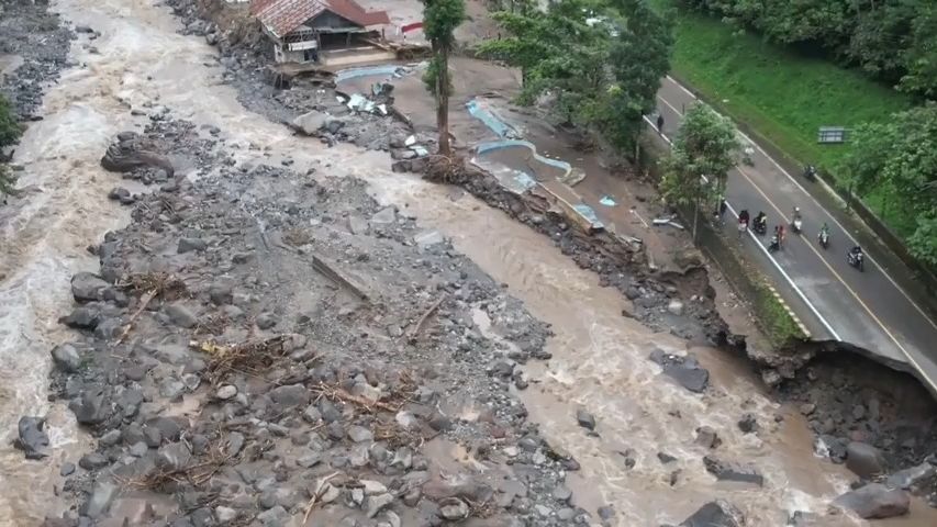 Video: Záplavy a sesuvy půdy v Indonésii si vyžádaly nejméně 58 obětí