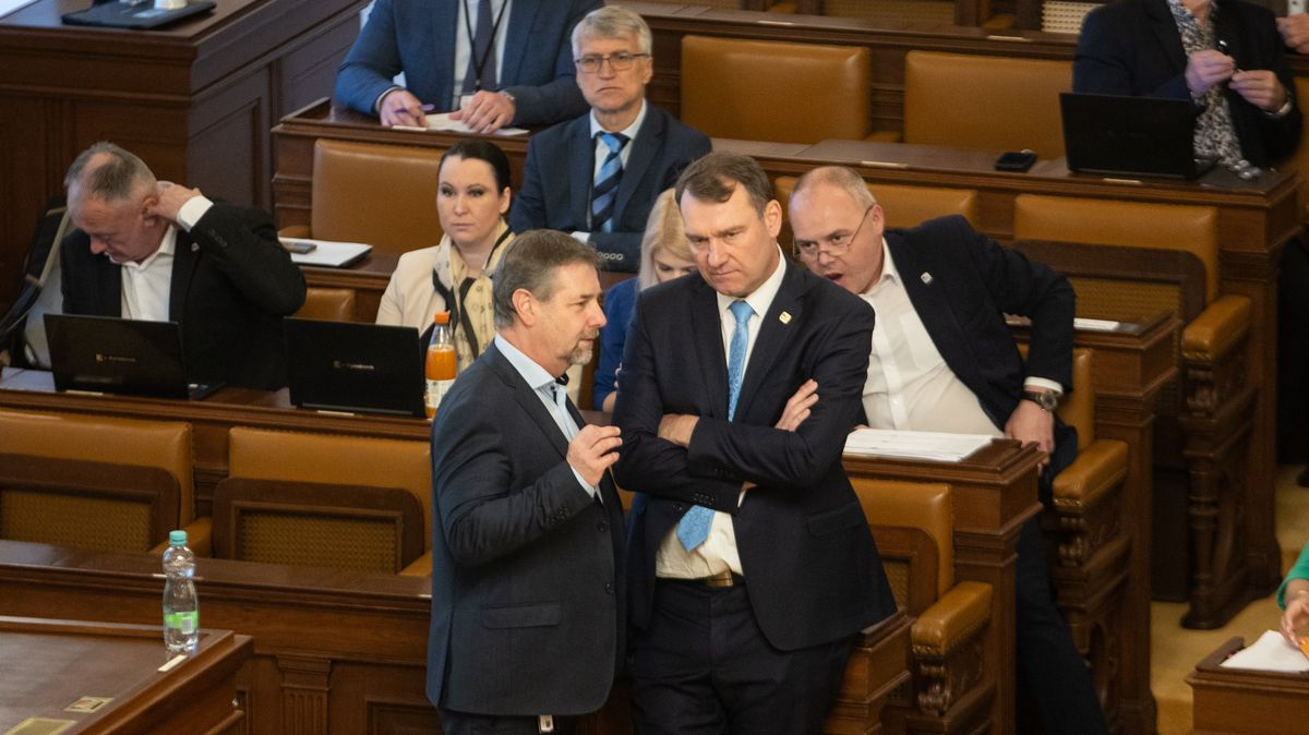 Škrtat peníze Ukrajině a stavět kryty. Jak chtějí poslanci měnit rozpočet?