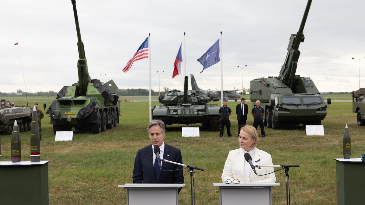 Blinken i Stoltenberg v Praze ocenili pomoc Česka