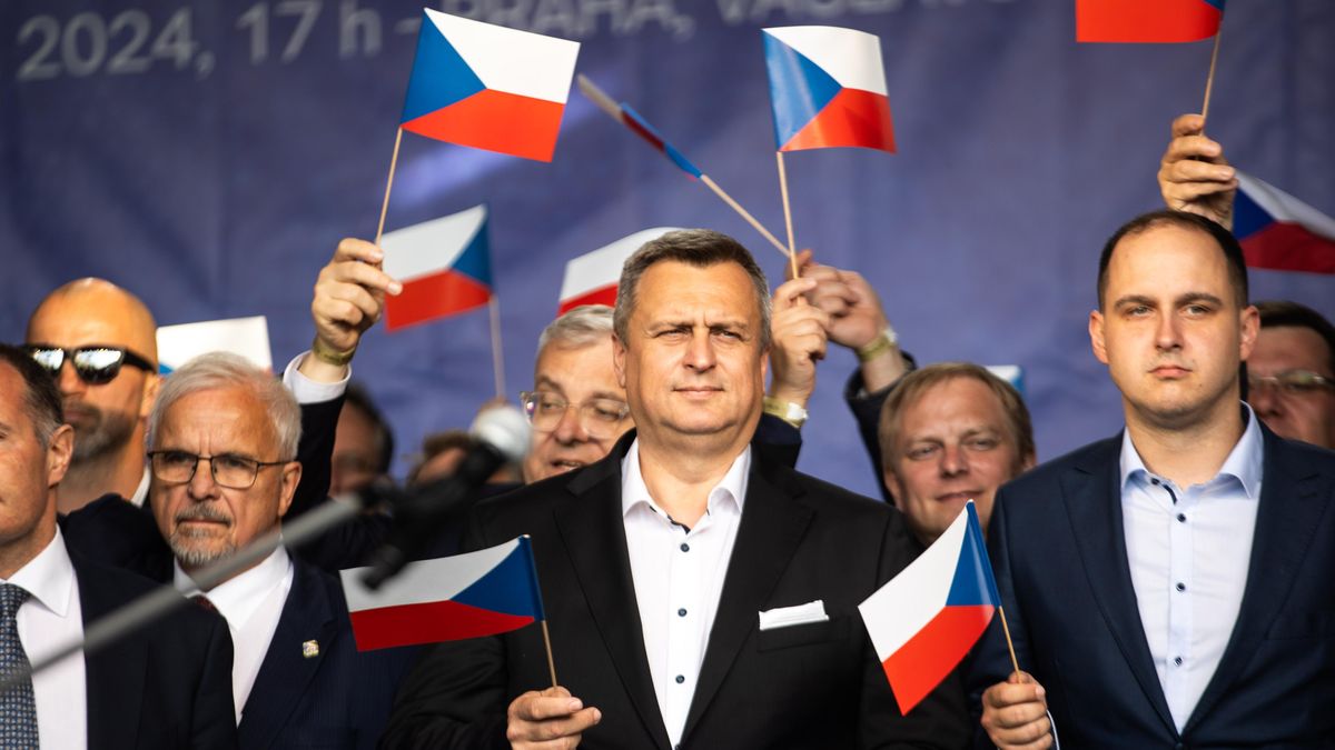 Česku přeje Okamuru, doma chce Danko zatočit s nevládkami