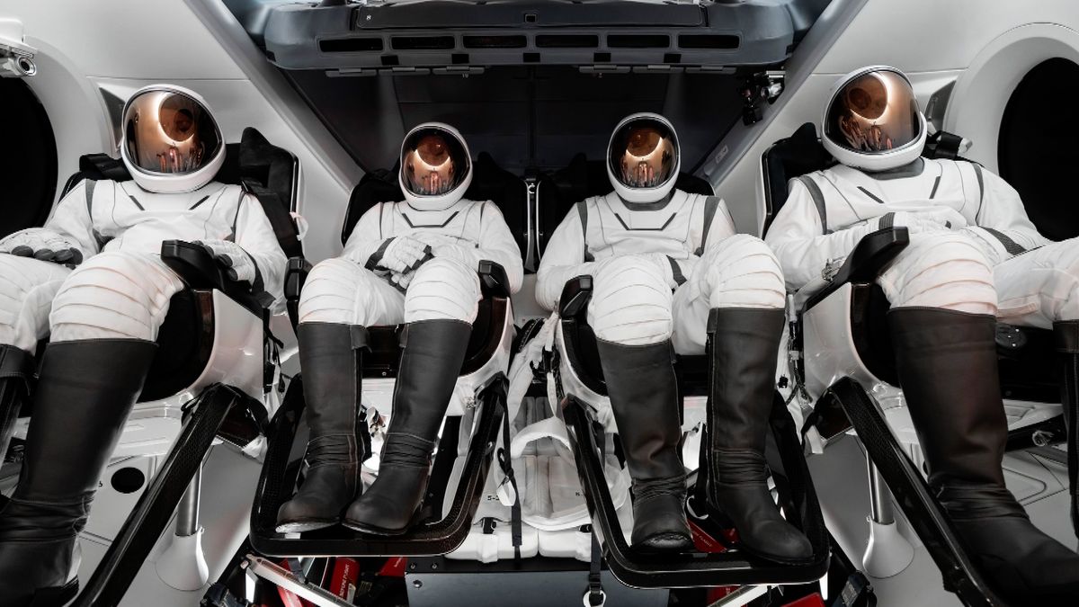 Podívejte se: Musk ukázal nové skafandry. NASA si objednala vlastní