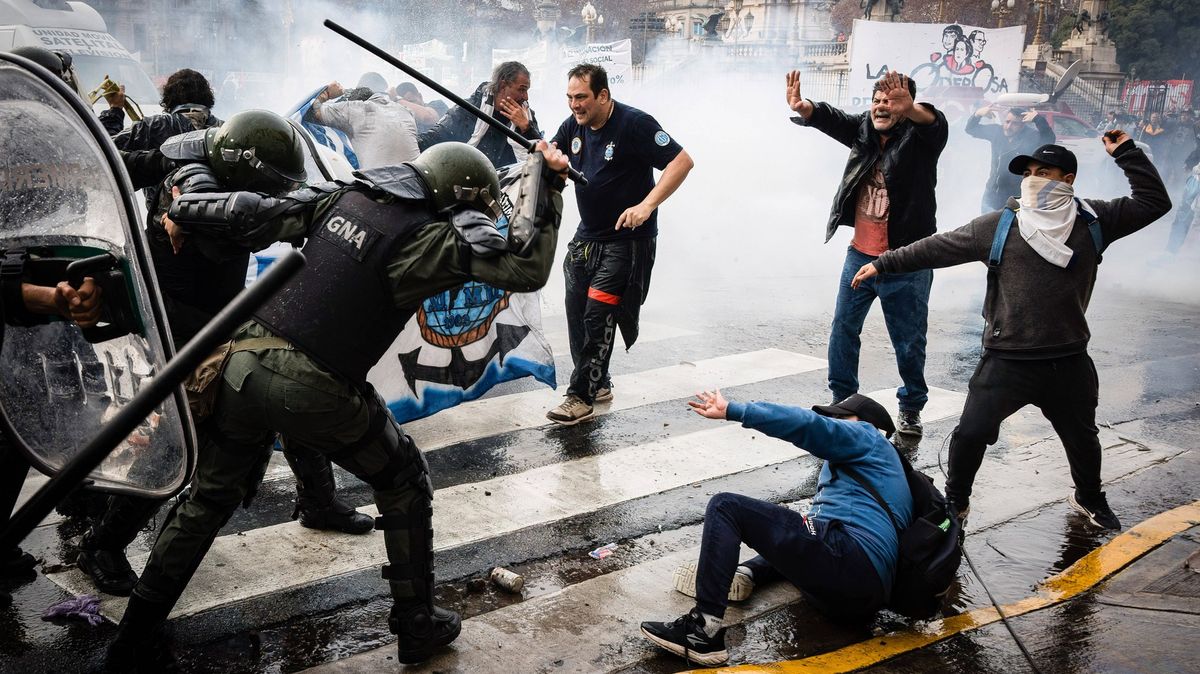 Fotky: Buenos Aires se proměnilo v „bojiště“. Lidé se bouří kvůli úsporám