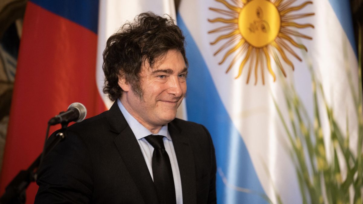Muž s motorovou pilou jde po dolarech. Argentinci je vracejí do bank