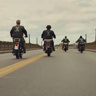 Z filmu Motorkáři s Austinem Butlerem a Tomem Hardym.