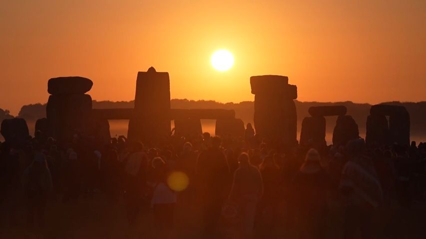 Video: Slunovrat přilákal ke Stonehenge 15 tisíc lidí