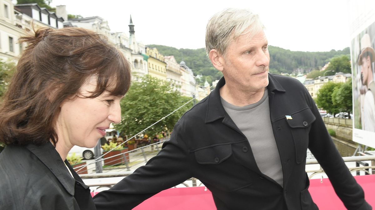 Fotky: Aragorn je ve Varech, dorazil i kapitán Barbossa