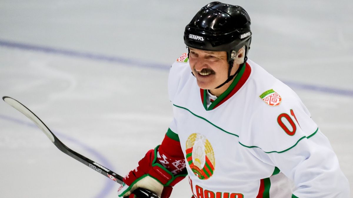 Po vodce a traktoru spoléhá Lukašenko na hokej a imunitu
