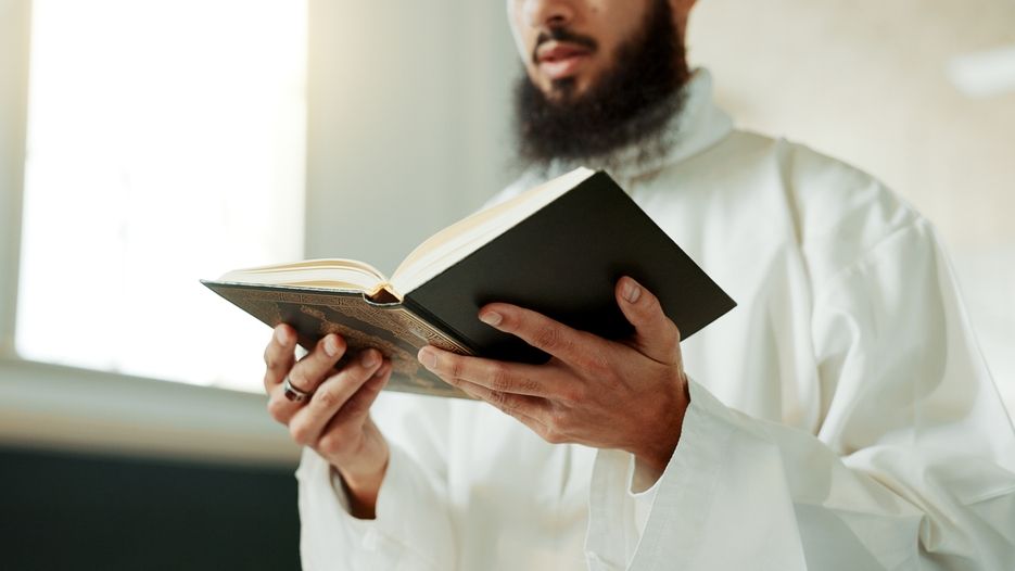 Významná islámská instituce vyzvala muslimy, aby se modlili za Francii