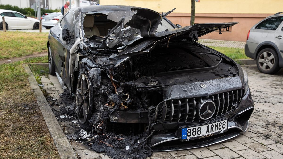 Shořelo auto patřící arménské restauraci. Zda šlo o úmysl, zjišťuje policie