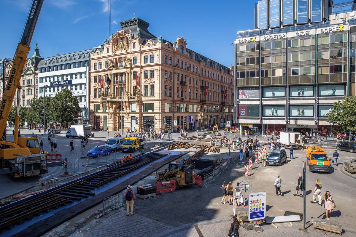 V horní části pražského Václavského náměstí začala stavba tramvajových kolejí. Práce potrvají tři roky.