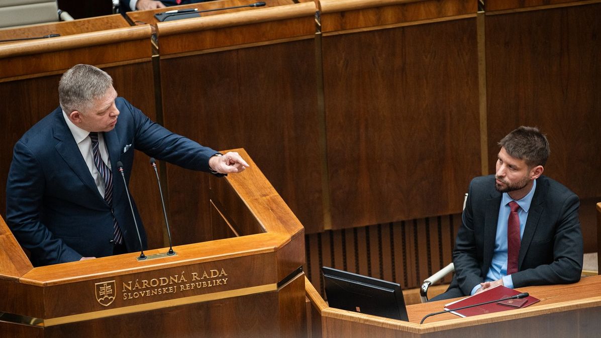 Stopa vede k tajné službě. „Fico se mstí a jde po rodině,“ brání se Šimečka