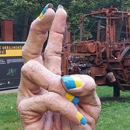 V parku před ruskou ambasádou je přehlídka zničené ukrajinské techniky.  