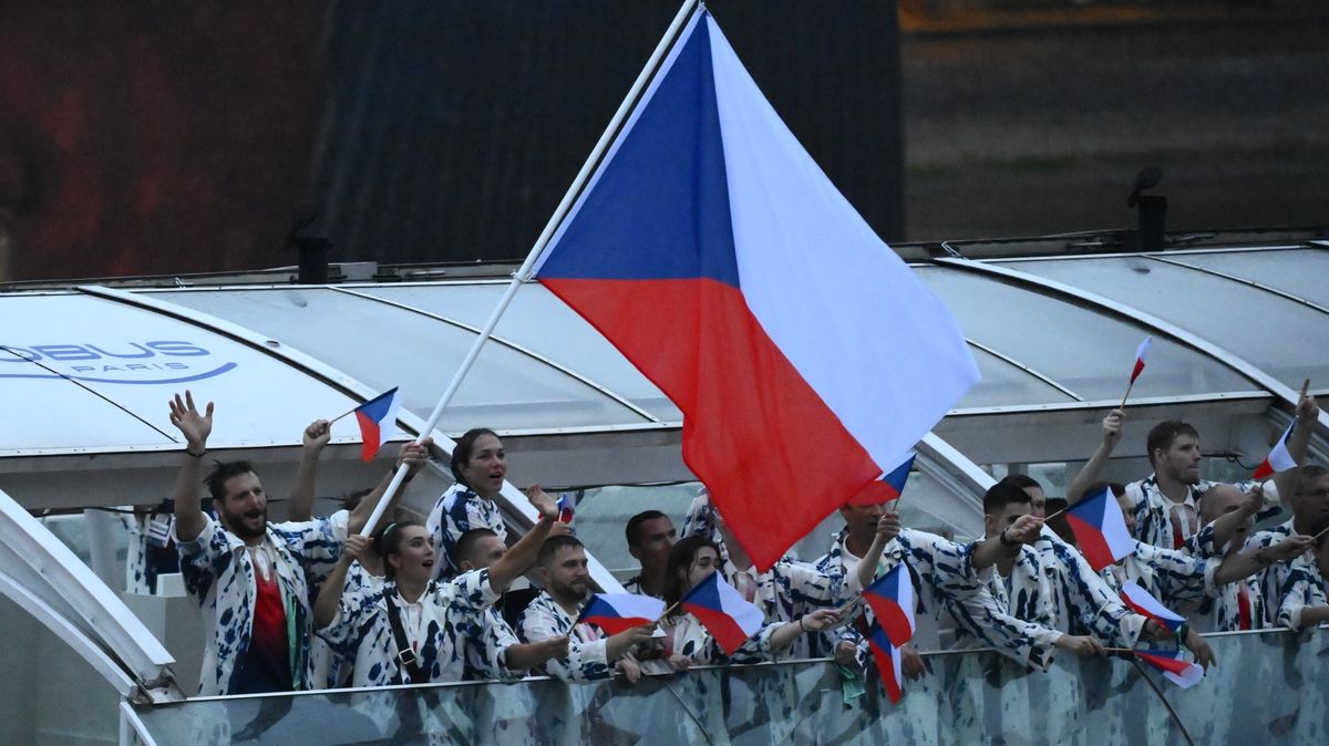 Foto: Zahájení her v Paříži zahalil déšť. Baloňáky se české výpravě hodily